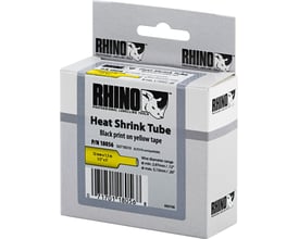 Emballagen til DYMO RhinoPRO krympeslange med sort tekst på gul tape, 12 mm bred og 1,5 meter lang.