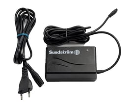 Sundström Safety R06-2003 batterilader til SR 500 EX med sort laderboks, sammenrullede ledninger og stik.