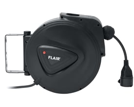 Flair kabelopruller i sort plast med 10 meter kabel og et 180 graders svingbart beslag på hvid baggrund.