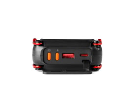 Bagsiden af NEBO Rambler powerbank med 20000 mAh, der viser USB-porte og en integreret stander.