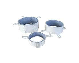 Tre Scandi Supply Firefree B790 brandbøsninger i forskellige størrelser, hvid yderskal med gråt ekspanderende indlæg og metalflanger.