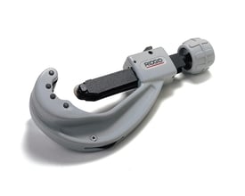 Ridgid 152 rørskærer med fokus på dens grå plastkonstruktion, viser den foldbare afgrater og X-CEL funktioner.