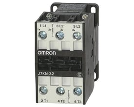 Omron J7KN-32 24D kontaktor med 3 poler, 32A/15kW AC-3 og 24 VDC spole, vist på hvid baggrund.