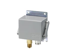 Danfoss KPS 39 pressostat i grå pulverlakeret metalkabinet med synlig messingtilslutning og Danfoss logo.