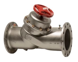 IMI TA STAF-SG strengreguleringsventil i rustfrit stål med røde og blå måletilslutninger samt et rødt håndtag.