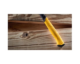 DeWalt stålhammer med gult og sort ergonomisk håndtag, der ligger på en bunke træplanker.