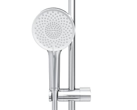 AM.PM X-Joy brusesæt i blank krom og hvid, med rund håndbruser og justerbar holder på en stang.