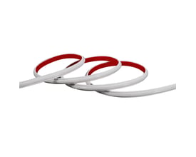 Tæt på bagsiden af LEDlife vandtæt LED strip, viser den røde tape til montering, klar til installation.