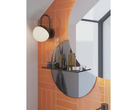Dansani Bright lampe i sort mat monteret på en væg med orange fliser og et rundt spejl.