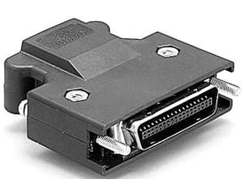 Mørkegrå BCD-I/O-datastik model 02ADB440 med 36 pins og to fastgørelsesskruer på en hvid baggrund.