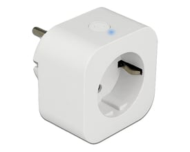 Hvid DeLock WLAN-stikkontakt med afbryder og MQTT, vist skråt forfra med stikben og blå indikator.