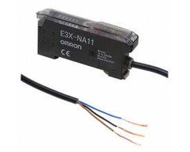 Omron E3X-NA11 fiberforstærker med potentiometer, PNP-udgang og 2 meter kabel med afisolerede ender.
