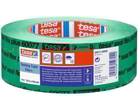 Tesa dampspærretape 60077 SealFlex i grøn, 50 mm x 25 m, viser detaljeret etiket med certificeringer og produktnavn på en lys baggrund.