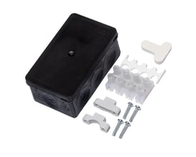 Sort Ja-Us universaldåse med IP55 klassificering, vist med samletilbehør som skruer og klemmer på hvid baggrund.