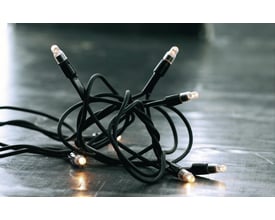 Sirius Tech-Line forlængerkæde med 90 LED og 9 meters længde, vist med sort ledning og varmt lysende pærer.