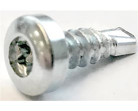 Pladeskrue med borspids på 4,2 x 19 mm med panhoved og AT25 drive, monteret på hvid baggrund.