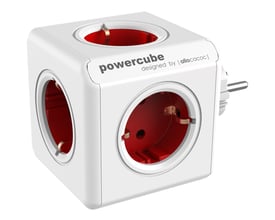 Allocacoc PowerCube original stikdåse med fem udtag, hvid kubusform med røde stikåbninger og synligt stik.