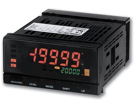 Omron K3HB-XAD digital panelmåler med 2-linjers display, der viser værdierne '-199.99' og '20000' i røde og grønne LED'er.