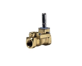 Vinklet billede af Danfoss Ev220b magnetventil i messing med synlig G 3/4" gevindtilslutning og stålcylinder på hvid baggrund.