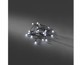 En bunke af 20 hvide LED-lys på sort ledning fra Konstsmide, vist med skygger på mørk baggrund.