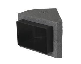 Duka Therm 45 graders bøjning, 15x15 cm, med 20 mm Neopor® isolering og sort HIPS indvendigt rør, vist fra en anden vinkel.