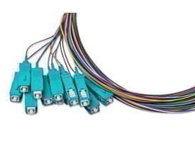 Sæt af 12 stk. Pigtail OM3 SemiTight fiberkabler, hver 2m lang med SC/PC konnektor og 0,9mm diameter i 12 forskellige farver.