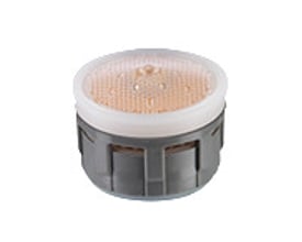 Undersiden af NEOPERL CASCADE PCA SLC luftblander indsats med grå plastkappe og detaljeret M24x1 gevind.