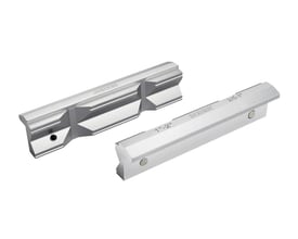 Ironside prismeformede beskyttelsesbakker i aluminium til 152 mm skruestik, vist fra to sider med profilerede flader og magneter.