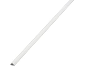 Hvid kabelkanal i aluminium på 1,5 meter med 12 mm dybde, vist diagonalt med den åbne kanalende synlig.