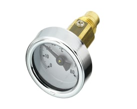 Vinklet billede af Danfoss termometer med kromhus og messingfitting, tydeligt display med grader Celsius.