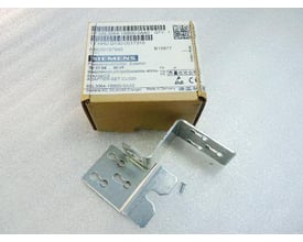 Siemens Sinamics spacer på 50 mm til betjeningselementer, vist med originalpakke og et enkelt monteringsbeslag på en lys baggrund.