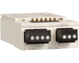 Schneider Electric TeSys LUFV2 motorbelastningsmodul i hvid, set fra siden, med tydelige terminalmarkeringer for '4-20 mA' og '24 V Aux'.