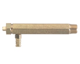Et gyldent messing IMI TA målenippel 90 GL model 8 ses på en hvid baggrund, med synlig gevindtilslutning og slangestuds.