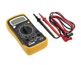 Ironside multimeter med LCD-display i gul og sort, drejeknap samt røde og sorte måleledninger.