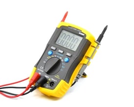 Ironside mini-multimeter i gul og grå udførelse, set skråt forfra med display og tilsluttede måleledninger.
