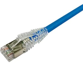 CommScope patchkabel KAT6A S/FTP LSZH i blå farve med 2,25 meters længde og transparent RJ45-stik.