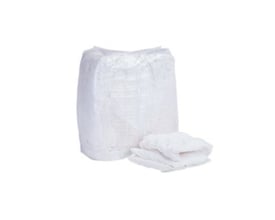 Pose med 10 kg hvide klude af sweatshirts & polokvalitet, metaldetekterede og absorberende, præsenteret med et par klude ved siden af.