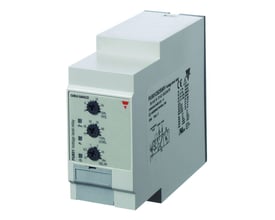Carlo Gavazzi spændingsrelæ med tre sorte justeringsknapper på et gråt kabinet, til 24-48 V AC/DC.