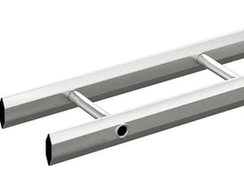 Nærbillede af Wibe kabelstige KHZ, der viser de dobbelt påsvejste ovale trin og den varmgalvaniserede stålkonstruktion.