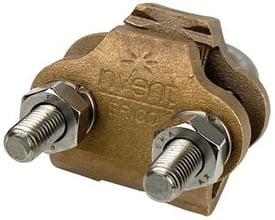 Solid messing U-bolt klemme til jordingsstænger med synligt 'nVent ERICO' logo og to kraftige bolte med møtrikker.