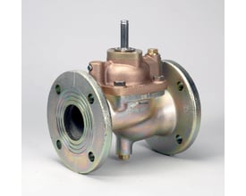 Danfoss Ev220b magnetventil NC, 2½", vist på grå baggrund med fokus på støbejernshus og flange tilslutning.