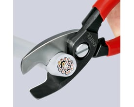 Knipex kabeltang 9512-200 viser præcisionsskær i brug på et Cu-kabel med flere ledere.