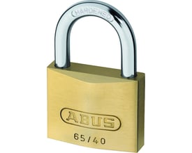 ABUS 65 hængelås 40mm KA403 i messing med en forkromet, hærdet stålbøjle. Logo og modelnummer er tydeligt indgraveret på låsekroppen.