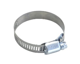 Nilfisk spændebånd til flexslange fremstillet af metal med justerbar skrue og vinklet spænde på hvid baggrund.