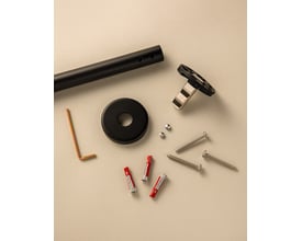 Cosmic Architect S+ håndklædestang og tilbehør som skruer og rawplugs ligger klar til montering.