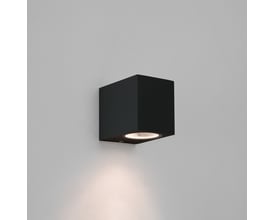 Astro Chios 80 SPA væglampe i sort aluminium, monteret på en hvid væg med lys nedad og opad.