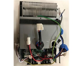 Elektronisk hovedprint til Solar Plus varmepumpe MSA-12 udedel, viser printplade med køleprofil og tilsluttede kabler.