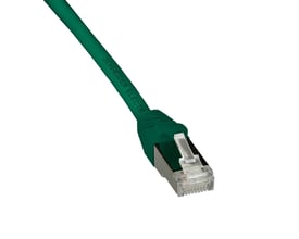 Detaljeret billede af RJ45-stikket på et Lauritz Knudsen Kat.6A S/FTP patchkabel med grøn LSZH-kappe og metalkappe.