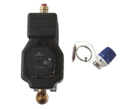 Nærbillede af Wavin parallelshunt UPM3Hy 15-70 pumpen og tilhørende termostat og føler på hvid baggrund.