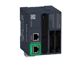 Schneider Electric Modicon M221 PLC i et skråt perspektiv, der viser dens kompakte design med tydelig mærkning af indgange og udgange, samt tilslutningsporte.
